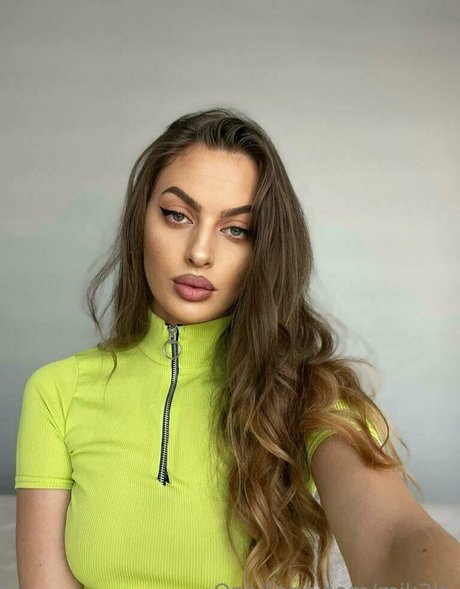 mik3la model beautiful pic