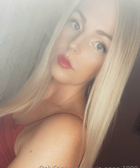 Olivia Anne 1990 hot actress picture