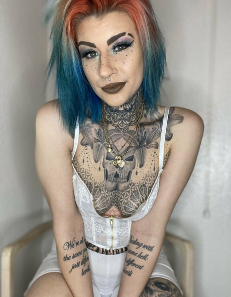 dee louisexx model adult pictures