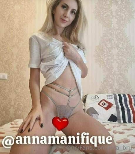 kira brunette1 naked model images