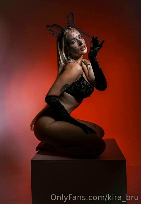 kira brunette1 naked actress img