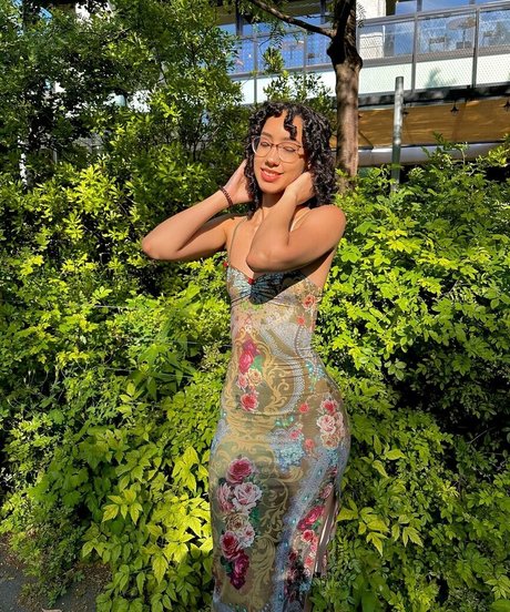 ewmxt model pretty pic