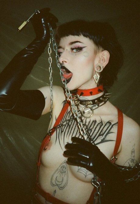 LittleDemonWitch model hd picture