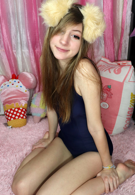 Bunimilk model hot picture