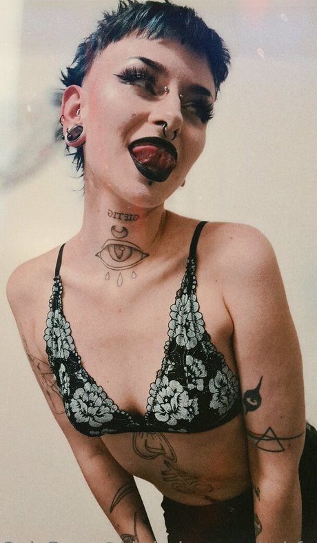 littledemonwitchfree model photo