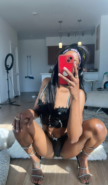 allucaneatwoo nude star pics