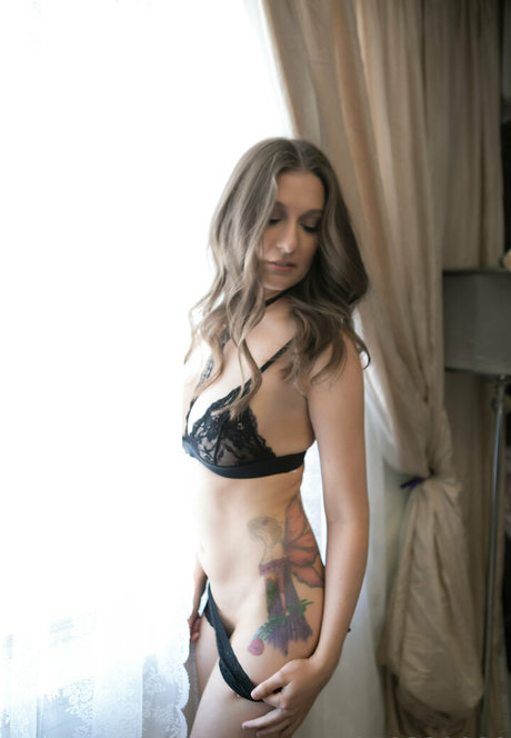 puckbunnyof model adult image