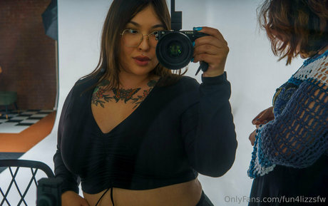 fun4lizzsfw pornstar nude img