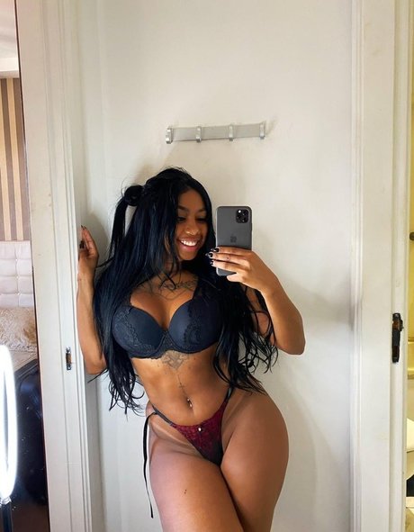 Karoline Coutinho hot actress pic