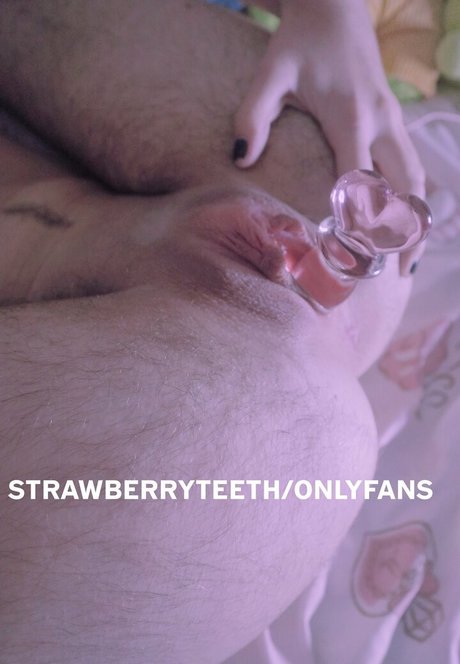 strawberryteeth model free pics