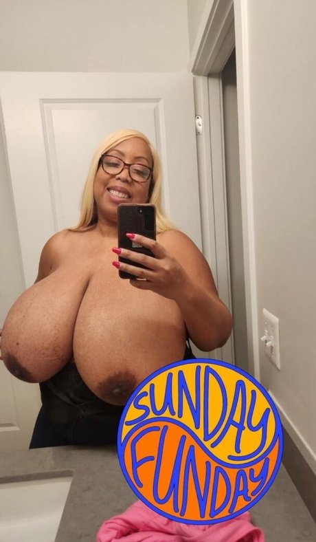 MsDeja model nude pic