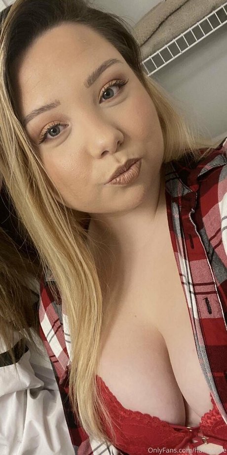 haileyyrae naked star image