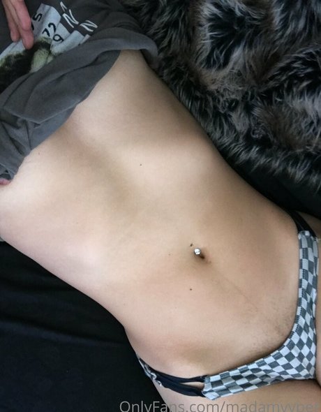 madamvyper model naked img