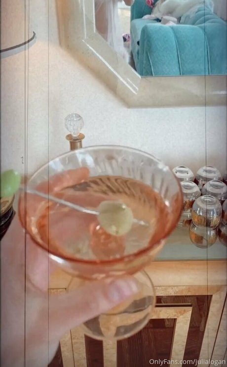 julialogan exclusive model pics