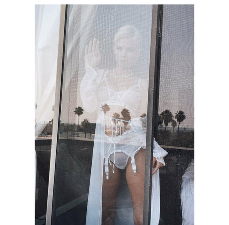 julialogan model naked image