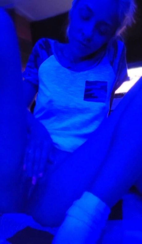 xkaramelbabyx erotic model img