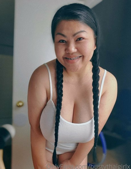 bustythaigirlx star naked pic