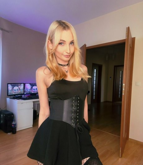 onlyyoive model naked photo