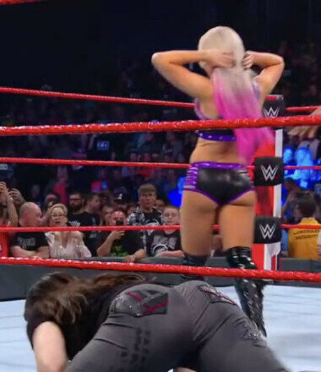 Nikki Cross star photo