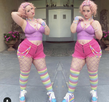 Cokebottle Thunderthighs pretty model pic