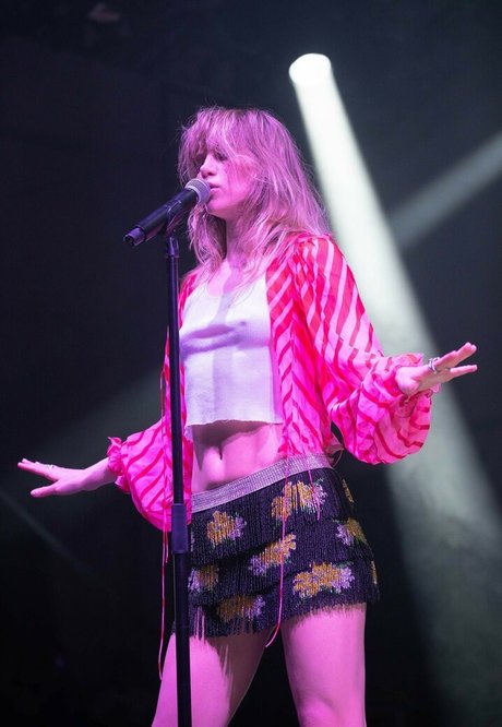 Suki Waterhouse erotic model pic