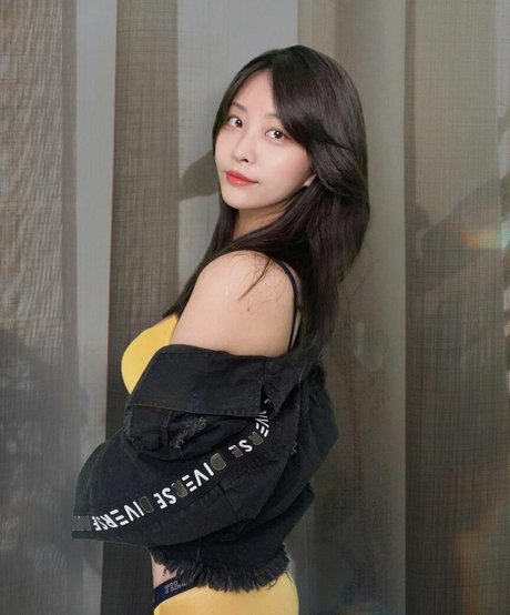 Mimo ASMR porn star photo