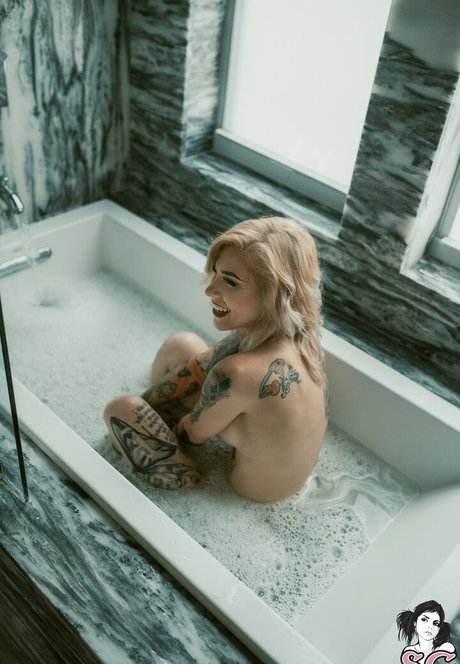 Kourtneydee model top photos