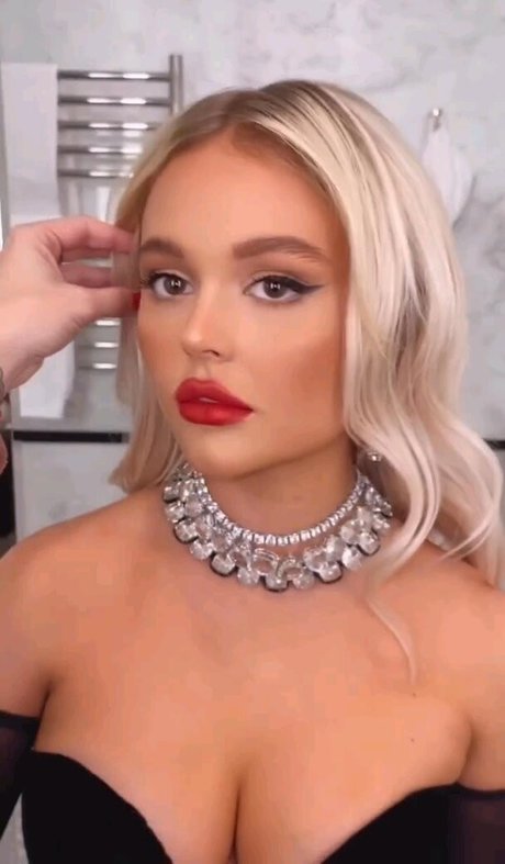 Emily Lind hot actress pictures