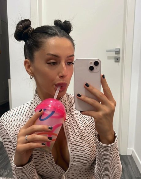 Adalline pretty model img