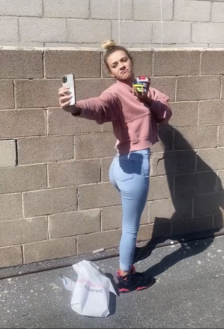 Koala Puffs sexy actress photo