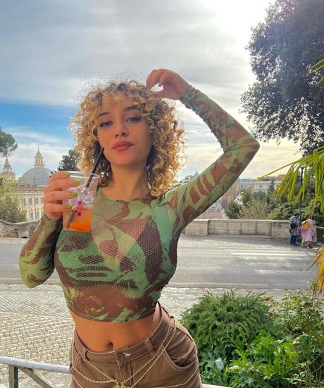 bisou cs erotic pornstar picture