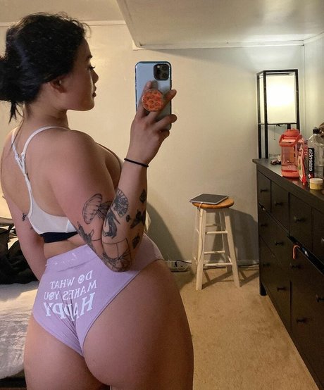 lindaafreckles sexy model image