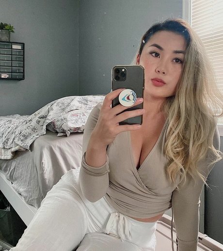 lindaafreckles model top pic