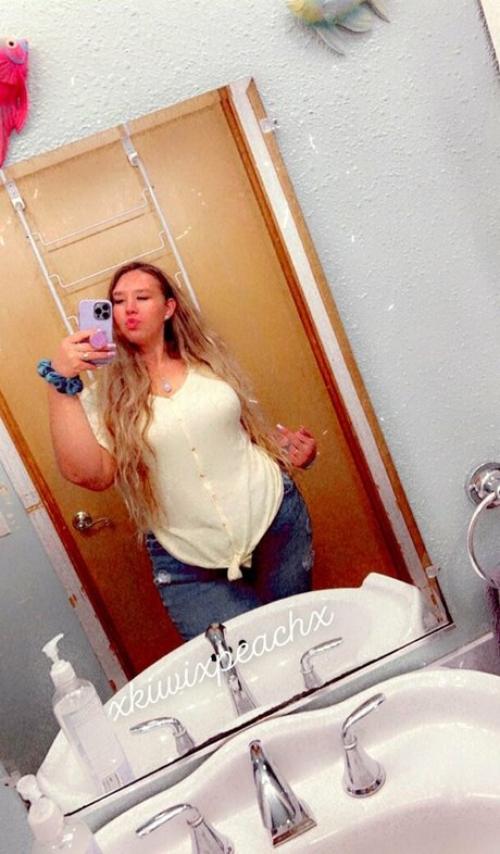 xkiwixpeachx star nude picture