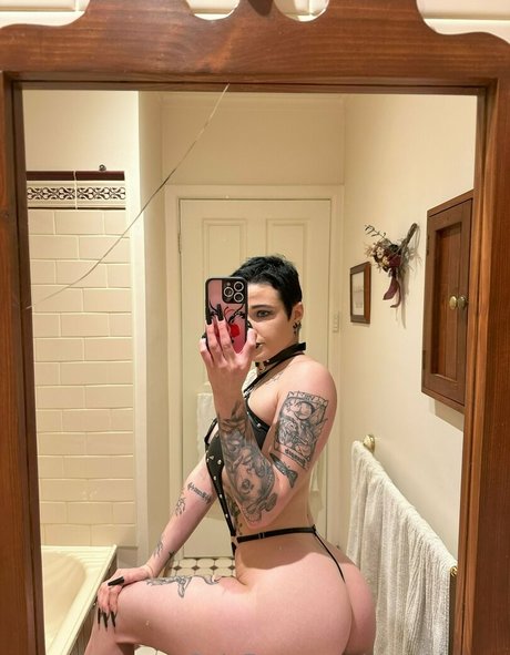 Eve winters Profile pic