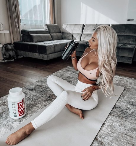 Nikola Rihova model hd pics