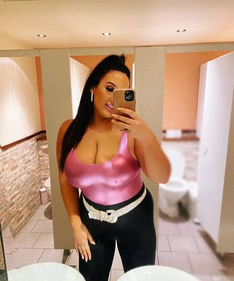 BustyBrunetteS hot model pic