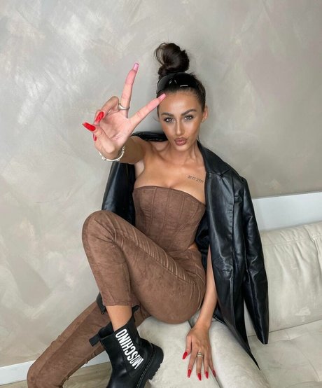 Chloe Veitch top model photo