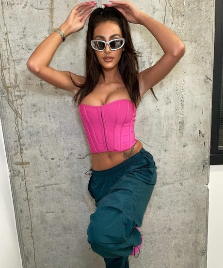 Chloe Veitch star art photo