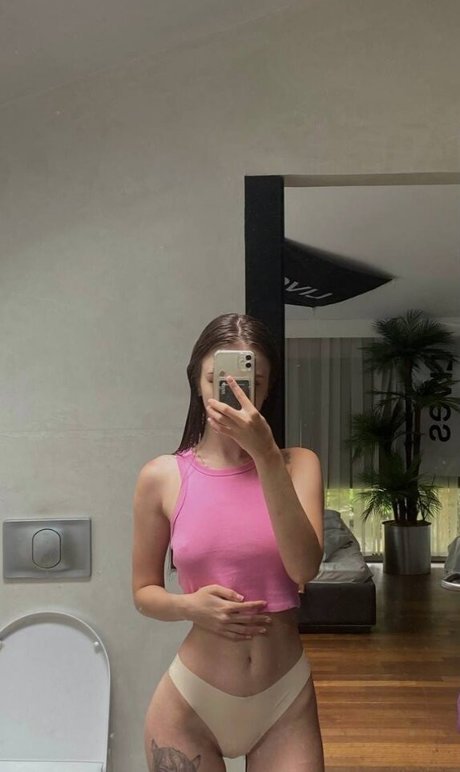 crysstail xxx model image