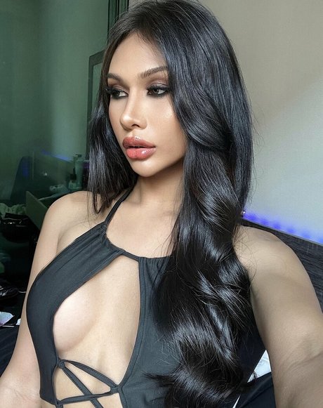 Somonnn model hot photos