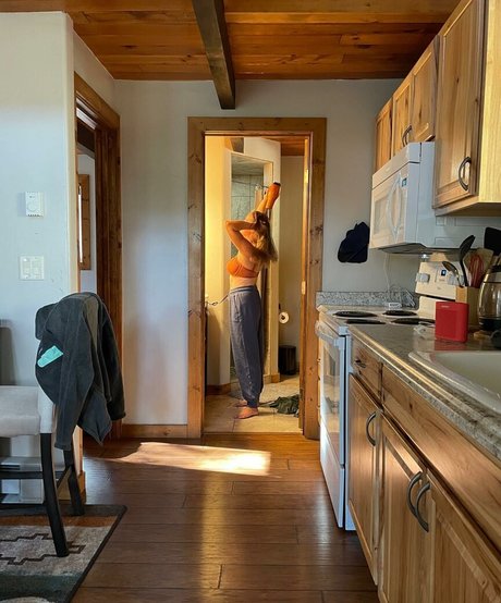 Sunny Brooke hot actress pics