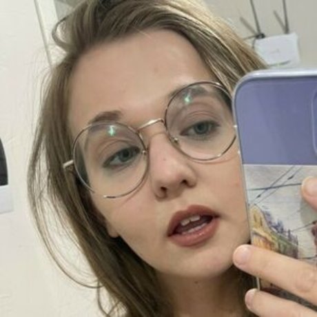 Tiny Valerie model nude photos