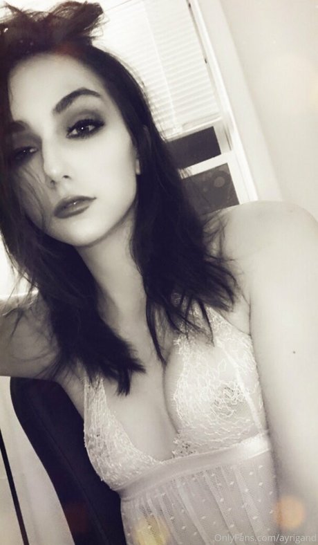 aevimari model adult picture