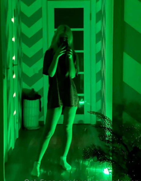 evelinalittledemon model sexy images