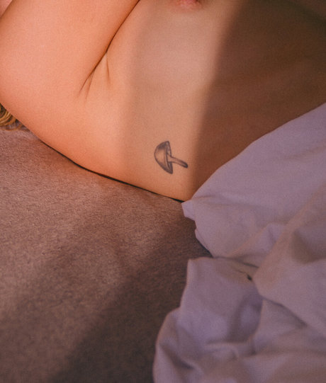 Miacbell star sexy picture