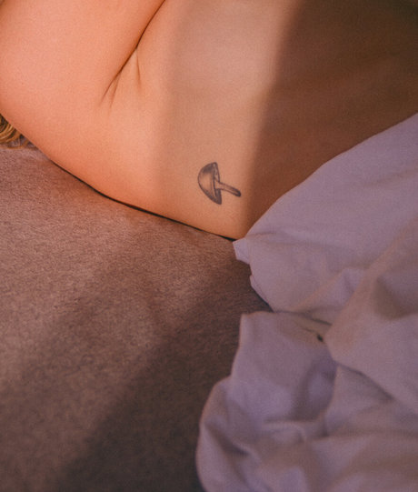 Miacbell pornstar naked photo