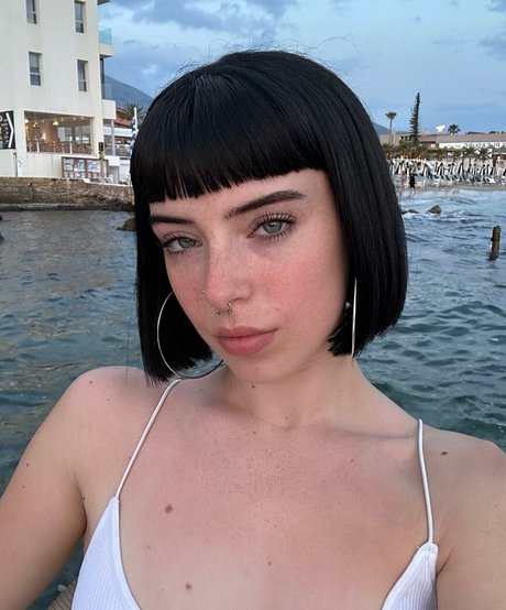 Chloe Hodgson model pretty archive