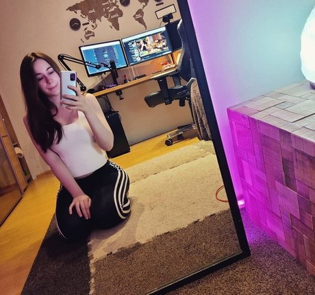 actuallyalisa model nudes pic