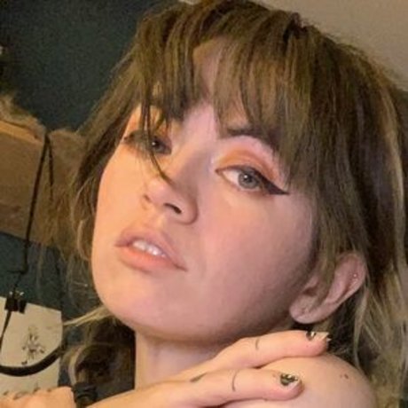 FapcakeSenpai nude model picture